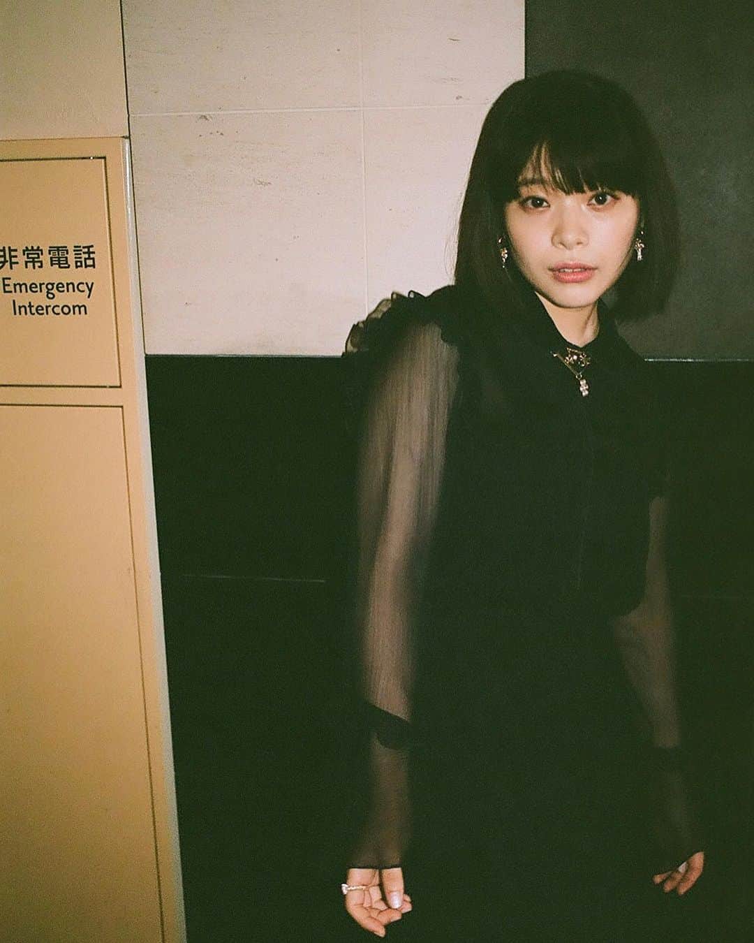 岸井ゆきののインスタグラム：「帰りみち疲れて車からぼーっと夜見てたら でっっっかい星が見えて、点滅してて、空に穴があいてて？あれ星じゃない時空の裂け目だわ！！初めて見たからうれしかった！！！！　  んだけどフツーに飛行機のストロボだった〜 夢のような発見だれかに伝えるまえに現実が分かるのはさみしいよな いくつになっても飛行機の光が流れ星かと思うのに 誰もが同じことを考えていてもひらめいたときのおどろきを知っていてほしいヨ 　　　　　　　　　　　　　　　　−終−  『パンドラの果実〜科学犯罪捜査ファイル〜』 @pandora_ntv  season2の撮影もあともうすこし😢🍎 アクションや特機も迫力満点で、どの部署も職人が集まっていてほんとにカッコいいです。 羽住組、映画のチームなのでこのまま映画にしてください（！）たのむぜ〜🤣 パンドラの果実season2をぜひ Huluで☺️おもしろいよ  そして、8／4から東京芸術劇場から始まる舞台『気づかいルーシー』の稽古も始まっています🎀🍅（⭐︎8/3はプレビュー公演） 地方は神戸、東広島、松本、北九州、水戸、東京(多摩)へと周ります☺️ 松尾スズキさんの絵本の舞台化『気づかいルーシー』の再再演です！！3度目〜😭！ ひさしぶり！ホントに楽しみ🎀👧🏻✨ チケット発売開始してます〜〜〜！ ぜひこの夏は！！子どもから大人まで楽しめる音楽劇『気づかいルーシー』をよろしくお願いします☺️☺️☺️ こどもー！たくさんおいでー！！！！ バンドメンバーは今回も、もちろん田中馨さんと森ゆにさん！ ひさびさに歌ってる。うたはたのしいのがいちばん！ 気をつかいすぎて失敗して落ち込んだり、気をつかっていることに気づかれないようにがんばってしまい疲れているひとなど、あったかい気持ちになれー・・・ます！ これ、マジで大人も楽しいから！！ だってルーシーは演ってるほうもたのしいんだ！ ぜひ🌈🍅🎀  写真は　#神は見返りを求める　舞台挨拶のときのドレス☺️☺️ まだまだ絶賛上映中です✨ 興味があるものがあったら観てくれたらうれしいです  #パンドラの果実 #気づかいルーシー」