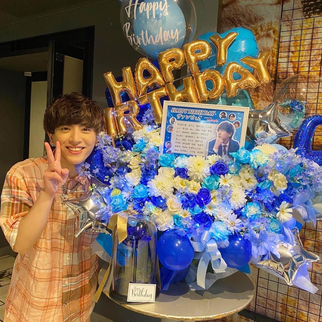 VAMBIさんのインスタグラム写真 - (VAMBIInstagram)「大阪ファンミーティングありがとうございました！！🥰  誕生日当日に沢山のファンの方、そして大切な仲間たちに祝ってもらえて本当に世界一幸せでした😭  沢山のお花、お手紙、プレゼントも本当にありがとうございます🎁  今年の抱負は楽しく生きることです🥹笑  #ヴァンゆんカーニバル」7月11日 21時12分 - the_vambi