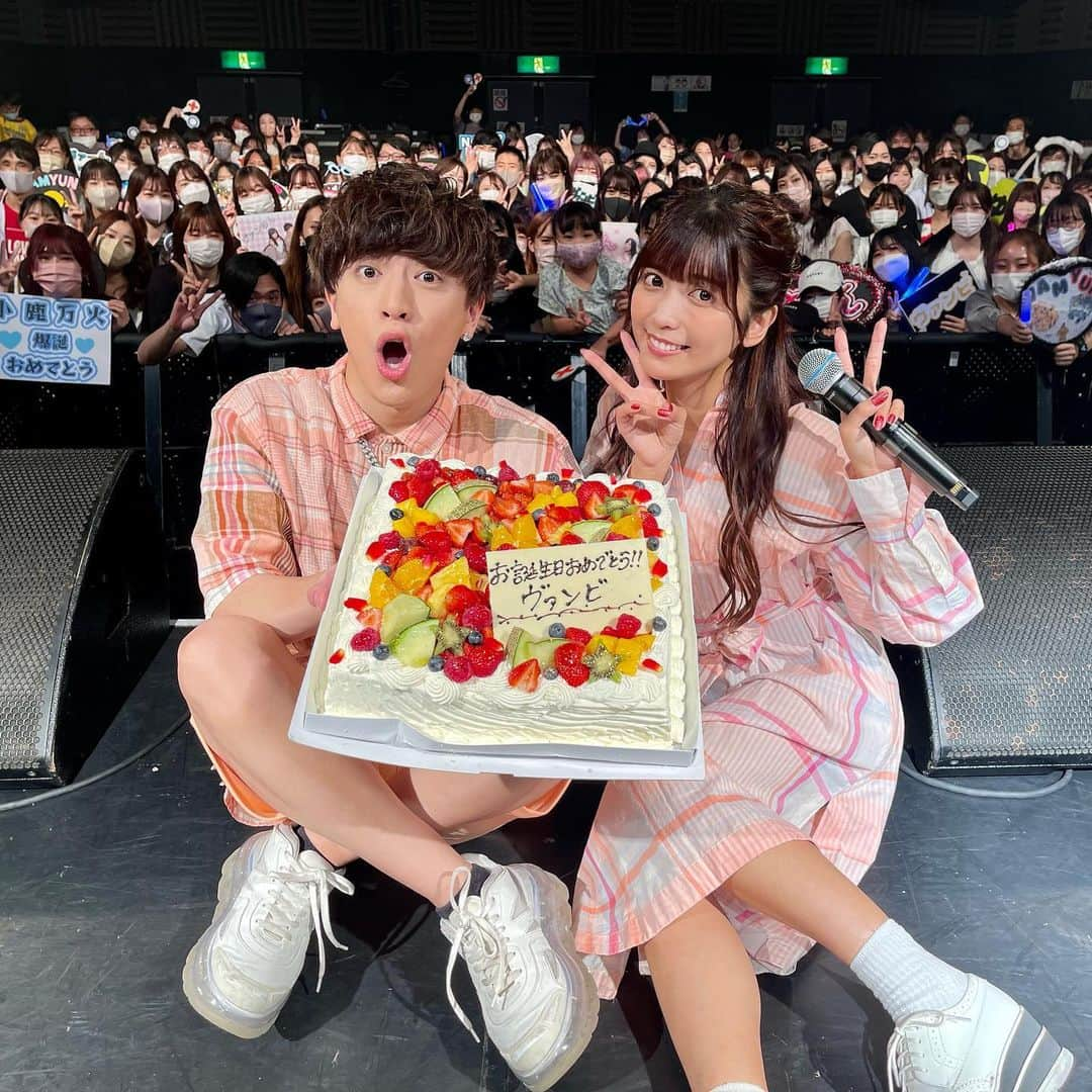 VAMBIさんのインスタグラム写真 - (VAMBIInstagram)「大阪ファンミーティングありがとうございました！！🥰  誕生日当日に沢山のファンの方、そして大切な仲間たちに祝ってもらえて本当に世界一幸せでした😭  沢山のお花、お手紙、プレゼントも本当にありがとうございます🎁  今年の抱負は楽しく生きることです🥹笑  #ヴァンゆんカーニバル」7月11日 21時12分 - the_vambi