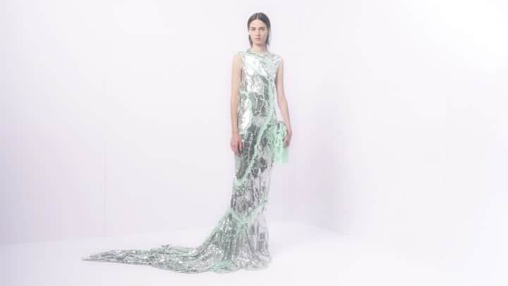 Fendiのインスタグラム：「Crystalline fragmentations in material echo the unique quality of sensory memory, framing the body and bonding intangible concepts with the physical and natural worlds. #FendiCouture   Artistic Director of Couture and Womenswear: @mrkimjones  Artistic Director of Accessories and Menswear: @silviaventurinifendi  Artistic Director of Jewelry: @delfinadelettrez   Video: @walterfilms   Music: @simonmparris  Model: @ele.ghiuritan」