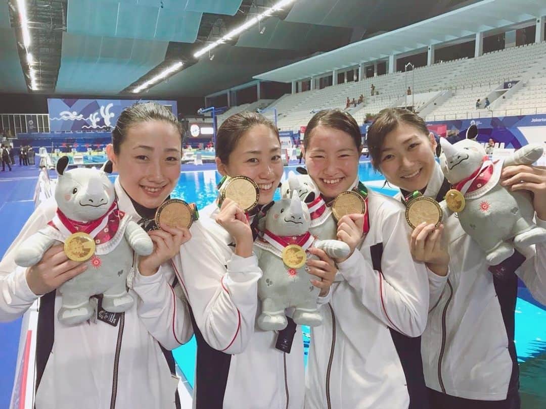 青木智美さんのインスタグラム写真 - (青木智美Instagram)「. ☑︎ 【ご報告】 日本選手権を最後に競技を卒業することを決めました。 3歳から水泳を始めてかれこれ20年以上、 きつくて辛いこともありましたが、 それよりもはるかに楽しくて嬉しいことの方が たくさんありました！ . ジュニアの頃は特別速い選手ではなく、 遠征も行ったことなければナショナルの合宿にも 行ったことはありません。 94年生まれは黄金世代なんて言われてて、 みんな凄いなぁなんて思っていました。 でも一歩ずつ少しずつにタイムを伸ばすことができ、 日本代表にもなれ、オリンピックにも出場することができました！ まさか私がオリンピアンになるなんて、 私自身も含め誰も思ってなかっただろうなぁ(笑) アジア大会ではみんなの力を借りて優勝することもできました！ あの時見た景色は特別で、感慨深いものがありました。 そんな順風満帆だった競泳人生ですが、 最後の2年くらいはコロナの関係もあり、 うまくタイムを出すことができず正直悔しくて苦しかったです。 まぁ、これもいい経験！いい思い出！(笑) . 私が日本代表として活躍できたのは、家族や友人、 コーチやトレーナー、大学の監督や、所属先の会社の方など、 応援してくださった皆さんのおかげです。 ありがとうございました！ 皆さんの応援がなければここまで続けられなかったし、 こんな経験もできなかったと思います。本当に感謝してます！ . これからは第二の人生が始まりますが、 私らしく笑顔で楽しめたらいいなと思ってます！ こんな私ですがこれからもよろしくお願いします！ . 青木智美」7月12日 8時03分 - aotm25___