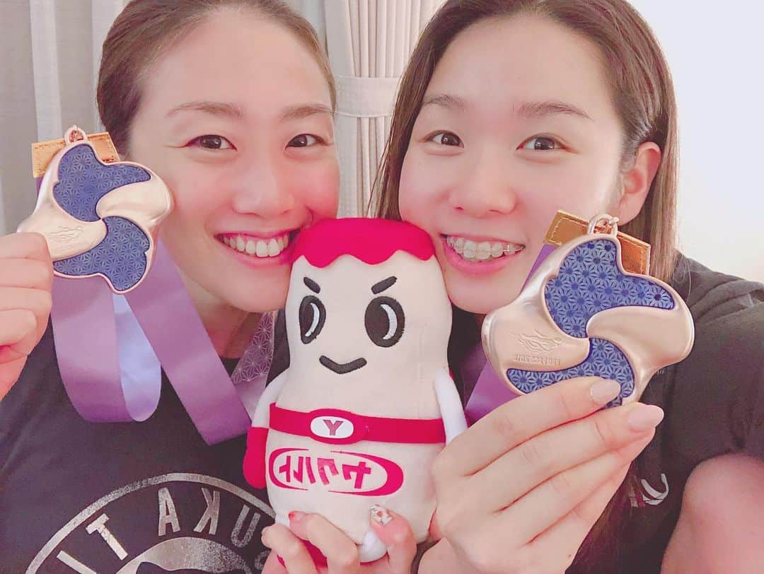 青木智美さんのインスタグラム写真 - (青木智美Instagram)「. ☑︎ 【ご報告】 日本選手権を最後に競技を卒業することを決めました。 3歳から水泳を始めてかれこれ20年以上、 きつくて辛いこともありましたが、 それよりもはるかに楽しくて嬉しいことの方が たくさんありました！ . ジュニアの頃は特別速い選手ではなく、 遠征も行ったことなければナショナルの合宿にも 行ったことはありません。 94年生まれは黄金世代なんて言われてて、 みんな凄いなぁなんて思っていました。 でも一歩ずつ少しずつにタイムを伸ばすことができ、 日本代表にもなれ、オリンピックにも出場することができました！ まさか私がオリンピアンになるなんて、 私自身も含め誰も思ってなかっただろうなぁ(笑) アジア大会ではみんなの力を借りて優勝することもできました！ あの時見た景色は特別で、感慨深いものがありました。 そんな順風満帆だった競泳人生ですが、 最後の2年くらいはコロナの関係もあり、 うまくタイムを出すことができず正直悔しくて苦しかったです。 まぁ、これもいい経験！いい思い出！(笑) . 私が日本代表として活躍できたのは、家族や友人、 コーチやトレーナー、大学の監督や、所属先の会社の方など、 応援してくださった皆さんのおかげです。 ありがとうございました！ 皆さんの応援がなければここまで続けられなかったし、 こんな経験もできなかったと思います。本当に感謝してます！ . これからは第二の人生が始まりますが、 私らしく笑顔で楽しめたらいいなと思ってます！ こんな私ですがこれからもよろしくお願いします！ . 青木智美」7月12日 8時03分 - aotm25___