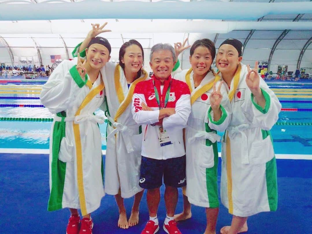 青木智美さんのインスタグラム写真 - (青木智美Instagram)「. ☑︎ 【ご報告】 日本選手権を最後に競技を卒業することを決めました。 3歳から水泳を始めてかれこれ20年以上、 きつくて辛いこともありましたが、 それよりもはるかに楽しくて嬉しいことの方が たくさんありました！ . ジュニアの頃は特別速い選手ではなく、 遠征も行ったことなければナショナルの合宿にも 行ったことはありません。 94年生まれは黄金世代なんて言われてて、 みんな凄いなぁなんて思っていました。 でも一歩ずつ少しずつにタイムを伸ばすことができ、 日本代表にもなれ、オリンピックにも出場することができました！ まさか私がオリンピアンになるなんて、 私自身も含め誰も思ってなかっただろうなぁ(笑) アジア大会ではみんなの力を借りて優勝することもできました！ あの時見た景色は特別で、感慨深いものがありました。 そんな順風満帆だった競泳人生ですが、 最後の2年くらいはコロナの関係もあり、 うまくタイムを出すことができず正直悔しくて苦しかったです。 まぁ、これもいい経験！いい思い出！(笑) . 私が日本代表として活躍できたのは、家族や友人、 コーチやトレーナー、大学の監督や、所属先の会社の方など、 応援してくださった皆さんのおかげです。 ありがとうございました！ 皆さんの応援がなければここまで続けられなかったし、 こんな経験もできなかったと思います。本当に感謝してます！ . これからは第二の人生が始まりますが、 私らしく笑顔で楽しめたらいいなと思ってます！ こんな私ですがこれからもよろしくお願いします！ . 青木智美」7月12日 8時03分 - aotm25___