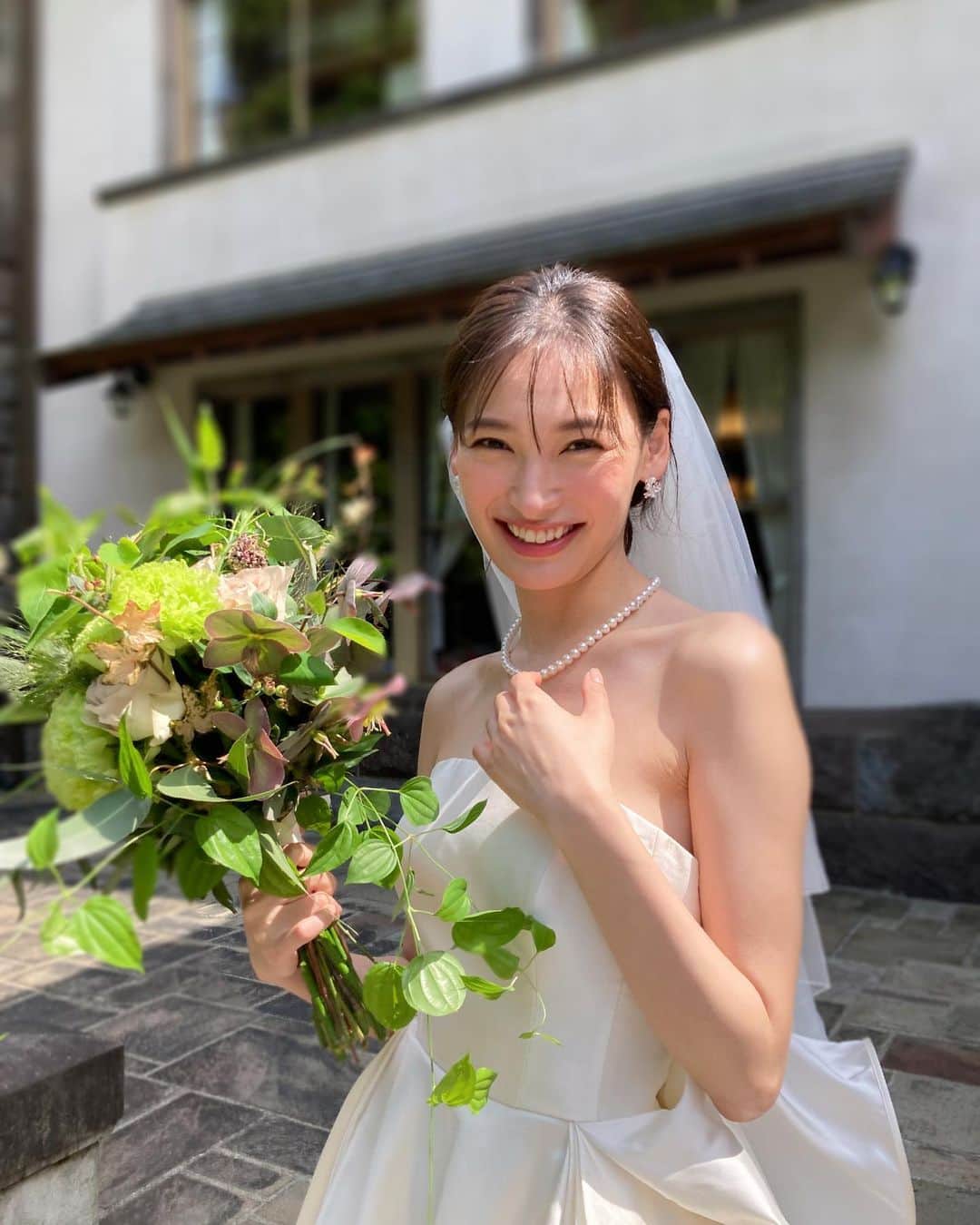 大政絢のインスタグラム：「只今発売中のBAILAでは 婚BAILAが✨  大好きなスタッフさんたちと賑やかに楽しい撮影でした☺️  #婚BAILA#wedding」
