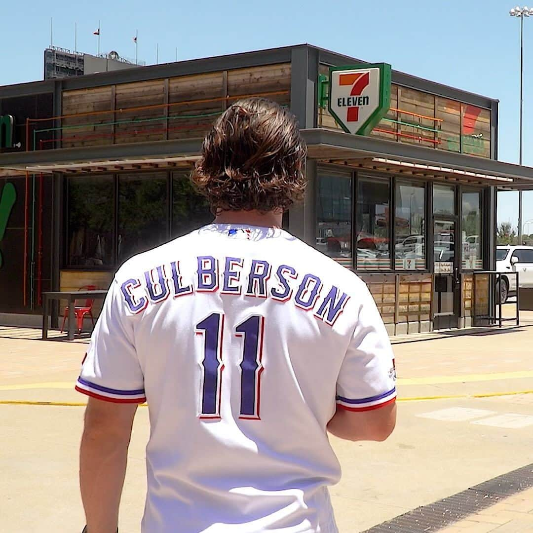 チャーリー・カルバーソンのインスタグラム：「Hey @rangers fans! Your favorite #11 has a special #SlurpeeDay message… check it out ⬇️ and be sure to stop by your local @7eleven TODAY, 7/11! Happy #SlurpeeDay!」