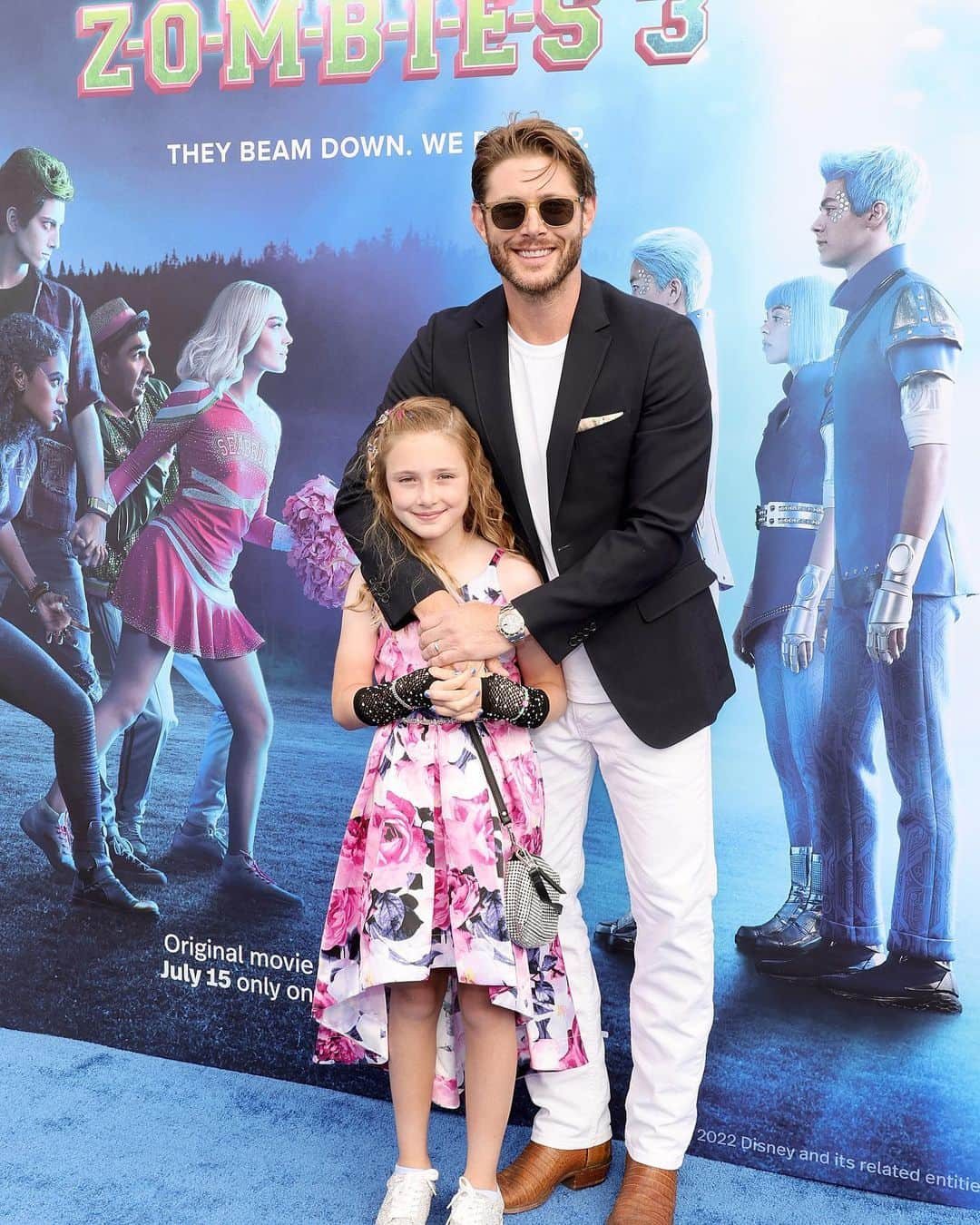 ジェンセン・アクレスのインスタグラム：「Proud papa moment. Took JJ to her first “Hollywood Premier”. She walked the carpet like a pro (a pro that held on tight to her dad). ☺️ Thanks to @megdonnelly @disneyplus and the whole cast of @disneyzombies for a super fun night. I’ll never forget it…and neither will she.」