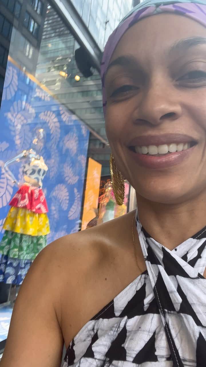 ロザリオ・ドーソンのインスタグラム：「Aqua X Studio 189 Lexington takeover at Bloomingdale’s is happening! The joy and love embedded in each piece is palpable. Had me dancing in the street! @studiooneeightynine @bloomingdales #IMeanWow」