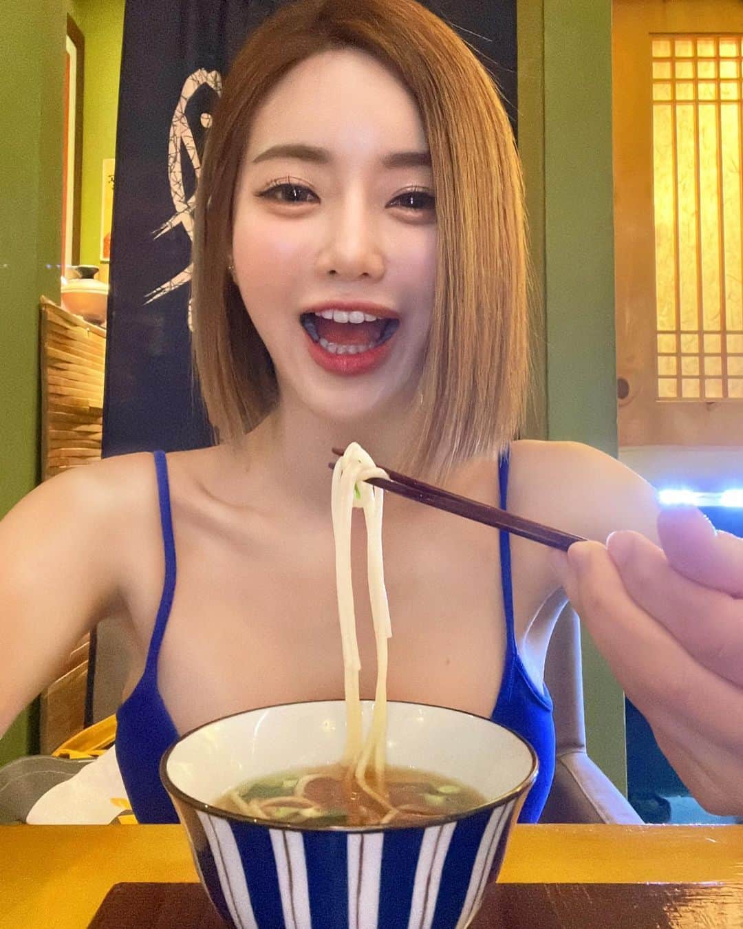 Dj Sodaのインスタグラム：「덥다 더워 후루룩 짭짭 💙」
