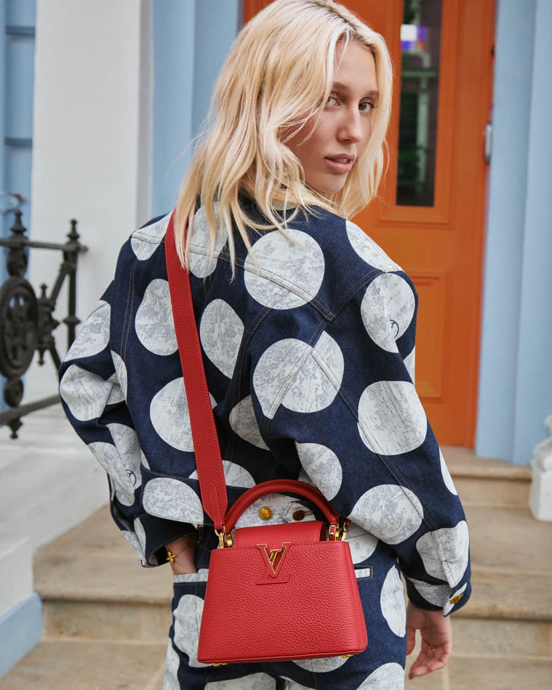 のインスタグラム：「Eye-catching allure. Embodying the bag’s feminine silhouette, Friend of the House Olympia of Greece showcases the Scarlet Red Capucines Mini in London. Discover the #LouisVuitton campaign via link in bio.」