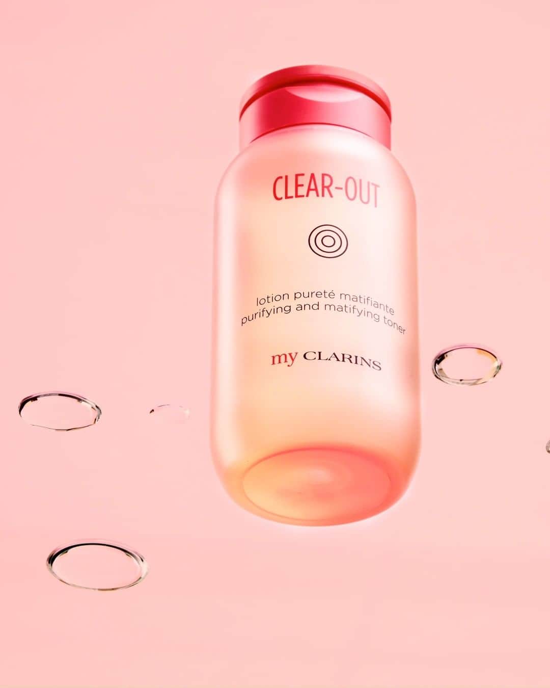 Clarins Canadaのインスタグラム：「NEW My Clarins CLEAR OUT Purifying and Matifying Toner balances and refines skin texture in one swipe. 🤩  __________ La nouvelle Lotion Pureté Matifiante My Clarins CLEAR OUT purifie et affine le grain de peau en un seul geste. 🤩  . . . #MyClarins」