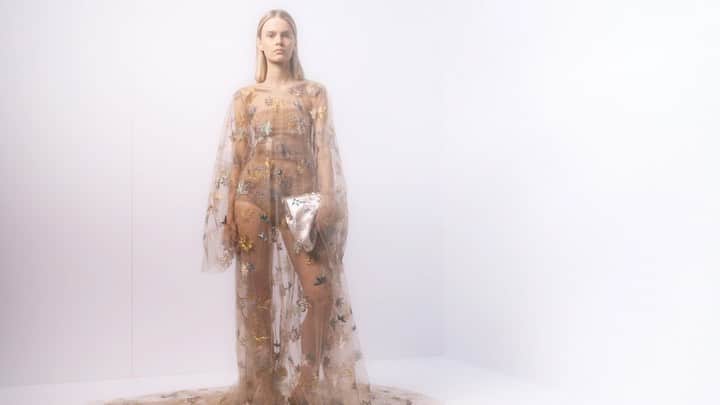 Fendiのインスタグラム：「The proliferation of delicately embroidered Acer palmatum leaves through air-like tulle signifies not only an Ode To Autumn, but also to craftsmanship across time and continents. #FendiCouture   Artistic Director of Couture and Womenswear: @mrkimjones Artistic Director of Accessories and Menswear: @silviaventurinifendi Artistic Director of Jewelry: @delfinadelettrez   Video: @walterfilms   Music: @simonmparris  Model: @dariakoshkinaaa」