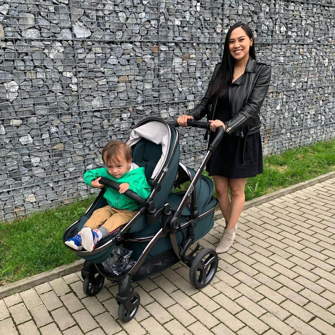 トマシュ・ベルネルのインスタグラム：「1 dítě + 1 dítě = egg2 pro dva, zázrak na čtyřech kolech @babyholding a @eggczsk nás vrátil zpět do víru velkoměsta. Pokud máte kojence a batole, vřele doporučujeme!」