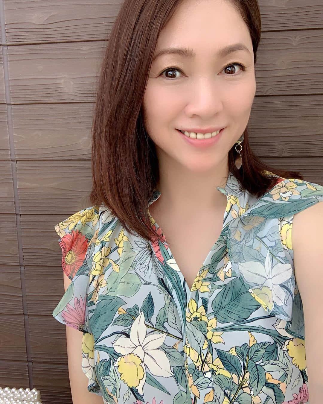 田中悦子さんのインスタグラム写真 - (田中悦子Instagram)「おはようございます😃 実は昨日から 私の夏休みなの😏🥰 来週から激激激忙しいから←どんだけ？😂🤣 まったりと心と体を休ませて充電しとく🥰 ソロキャンプとかしたいなぁ😍😍  #アラフィフ #アラフィフ女子 #アラフィフの夏休み #なんも予定ないけど #zara  #ザラ #ザラジョ #大人可愛いワンピース  #花柄ワンピース」7月12日 8時34分 - etsuko.reborn25