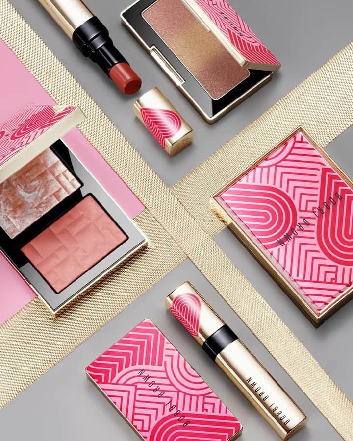 のインスタグラム：「Meet us at love and glow. Our NEW limited-edition Love Flush Collection features made-for-each-other colors, perfectly paired duos, and formulas for a love-struck look.  TRUE LOVE FOUND: • Blush & Highlight Duo: Glides onto skin with radiant color and a lit-from-within finish • Ombre Eye Shadow: Offers 3-in-1 pearlescent shades for eyes that sparkle • Luxe Shine Intense Lipstick: Delivers dimensional color and hydration for a fuller, more sculpted look  Tap link in bio to shop the collection.   #BobbiBrown #LuxeLip #MakeupEssentials #GlowingBeauty」
