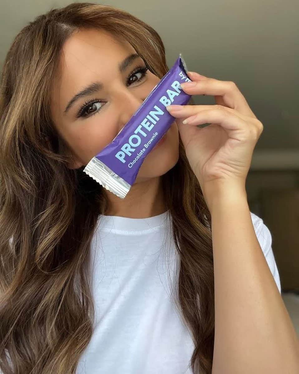 シェリル・コールのインスタグラム：「My new favourite guilt-free snack from @wearefeel …their Protein Bars taste so good! And just 1.5g sugar and 15g of protein, they come in three delicious flavours, Salted Caramel, Peanut and Chocolate Brownie. I love them, and know you will too. Head to my stories for a special launch offer 💫」