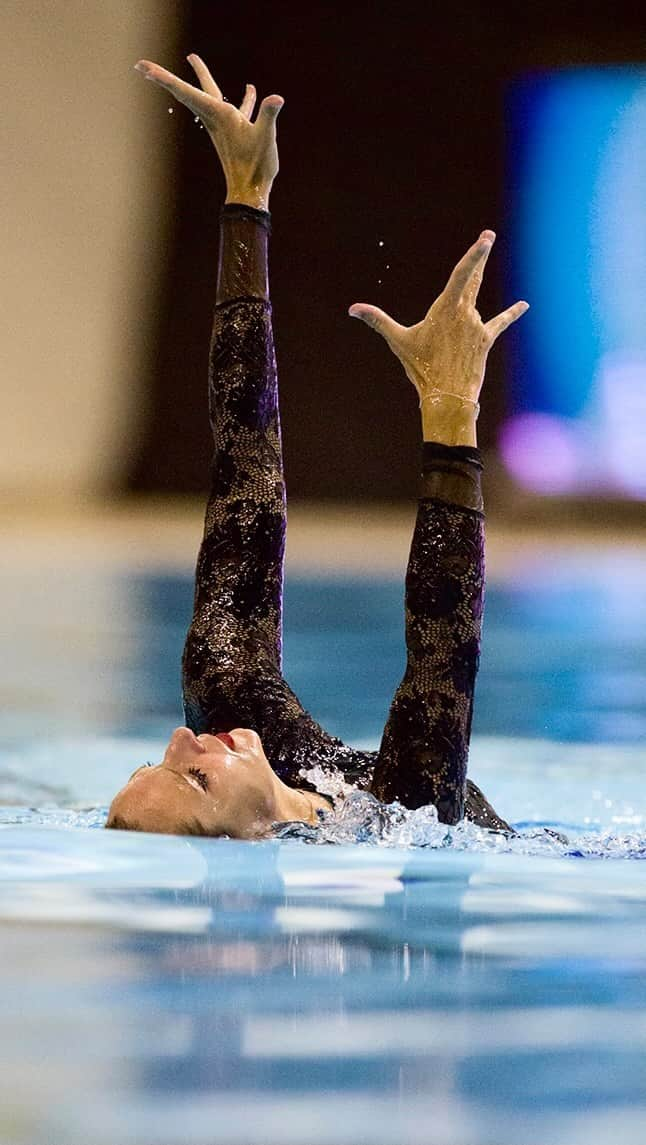 ヴィルジニー・デデューのインスタグラム：「🧜🏼‍♀️ [ImPrO - SoLo] ⭐️ • Retour sur le gala d’Aix-en-Provence.. Où je n’échappe pas au p’tit solo improvisé dernière minute.. 🎶 @babpravi #voila •  #artist #danser #swimmer #natationartistique #artisticswimming #synchronizedswimming #natationsynchronisée #swimsuit #solo #improvisation #show  @natationartistique @aixmaville @pays_aix_nat_artistique @decathlon @nabaiji 📸 @jean_charles_maes」