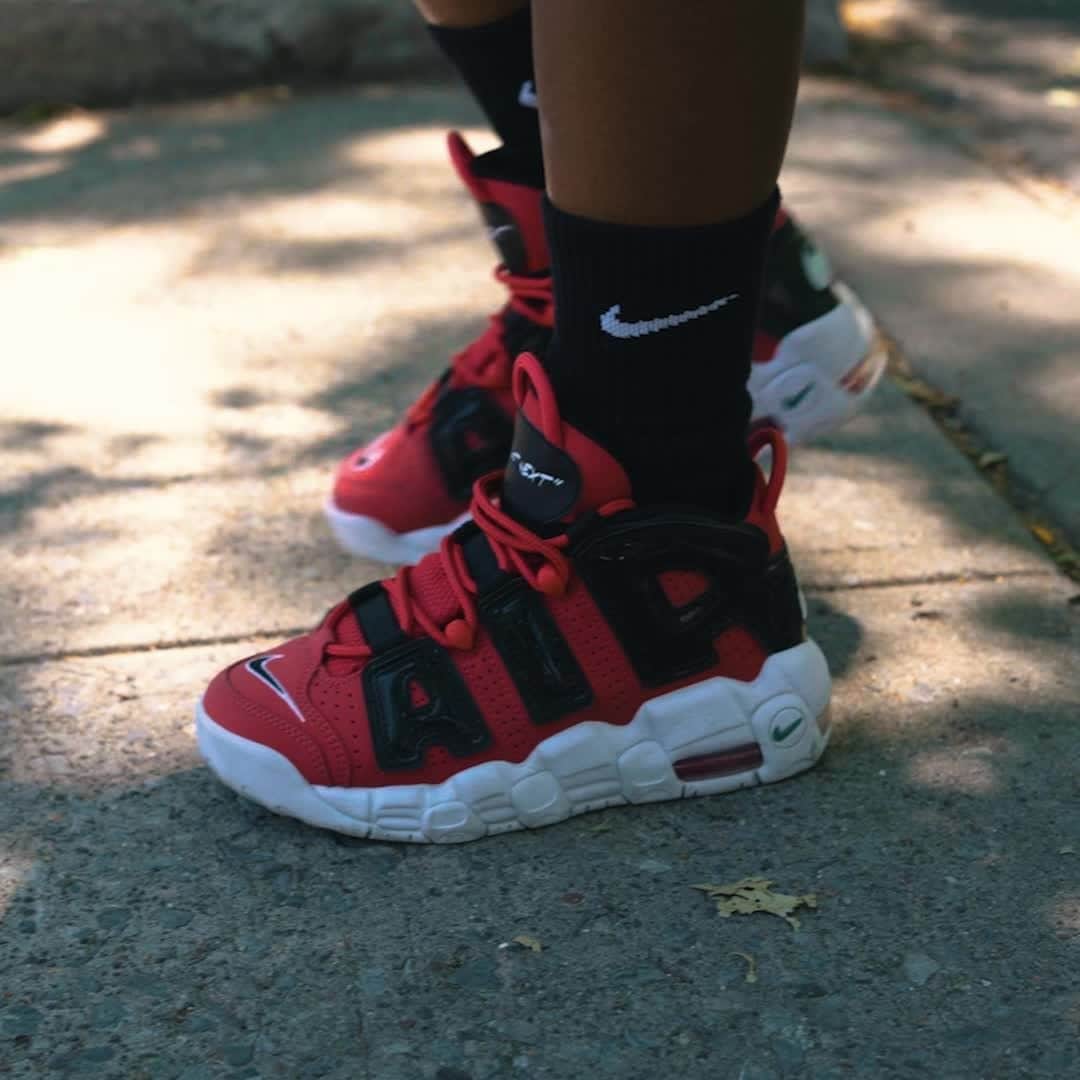 Foot Lockerのインスタグラム：「Concrete court classics 🏀   Grab the new Nike Uptempo in a familiar color in GS sizing now!」