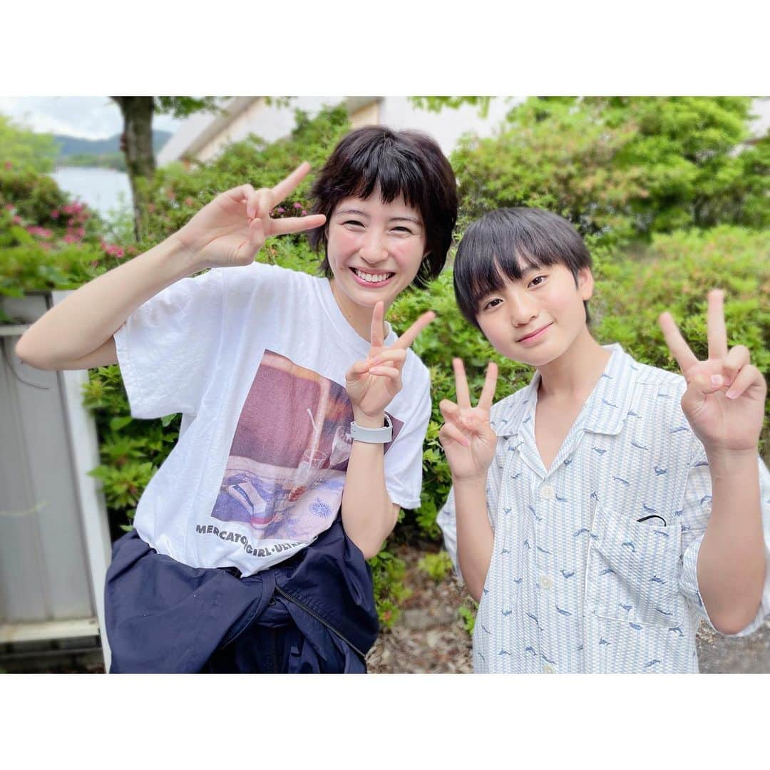 髙橋來のインスタグラム：「✳︎ こんにちは。  由衣ちゃんです。  由衣ちゃんがスケジュールを見て 僕のことを待っていてくれました。 渚役用に切った髪、 かわいいです😊  由衣ちゃんとは ひよっこ2以来4年ぶり？だったので 『大きくなってる！』と驚かれました😋  『ねぇちゃんに連絡しとく』 って言ってたけど、 ねぇちゃん見てくれたかな？🐤 ・ ・ 【初恋の悪魔】第一話 日本テレビ系　土曜22:00 7月16日 スタート ・ ・ ✳︎ #初恋の悪魔  #佐久間由衣 ちゃん🐤 #髙橋來」