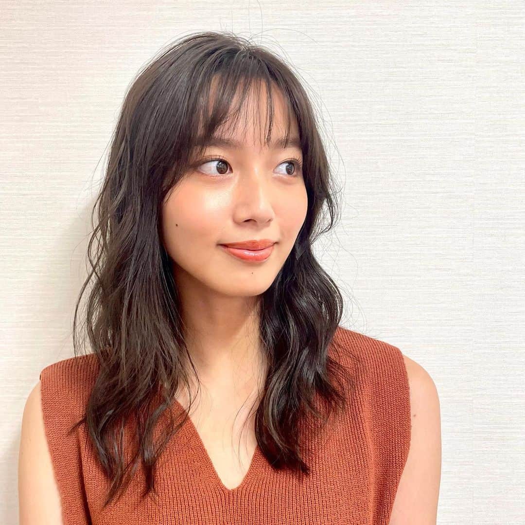 のインスタグラム：「. 昨日の放送で髪色暗くなったねって気づいてくれた人が数人いてびっくり！ . そうなんです、先週カットカラー&トリートメントまた行ってきました🌼 . 色は落ち着けたいけど重くはしたくない、そして紫外線ダメージからも守りたいって私のワガママを全部聞いてくれる @pcott_miri さんいつもありがとうございます🥰 . .  #渋谷 #渋谷ヘアサロン #渋谷美容室 #渋谷美容院 #pcott #ピコット #ヘアカラー #ヘアケア #ヘアカット #ヘアサロン #美容院 #美容室」