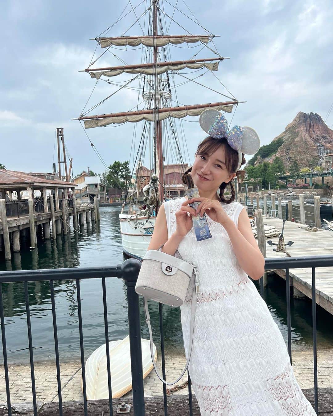 森川侑美のインスタグラム：「3年ぶりのディズニーシー🚢🫧!  雨、なんとかもってます☔️ 今からパレード🌈🐭🌟 大阪御堂筋パレードに来てくれたミッキーミニー、 それ以来の再会で2年半ぶり🥹 うるうる🥹  #東京ディズニーシー」