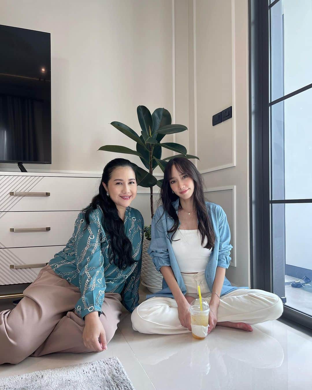 アム・パチャラパーのインスタグラム：「ข้าหาเอ็งเจอแล้วอีบัวไหล .. เอ็งมาเกิดเป็นเพื่อนบ้านข้า😀😎」