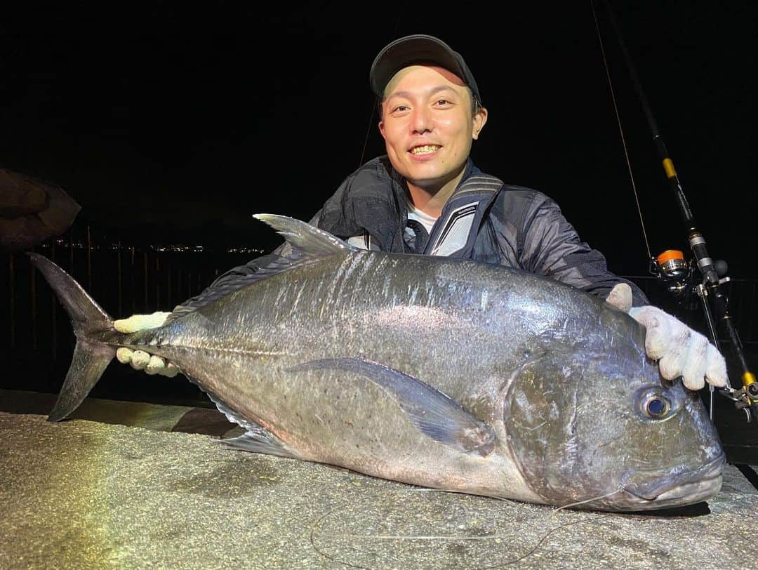 桃原優樹さんのインスタグラム写真 - (桃原優樹Instagram)「【最高】 ついに獲れました！！マジで嬉しいです😭😭GTいつか釣ってみたいと思い始めて何年経ったかな。。地元で釣れたのもまたタイミングが最高です🌺でーじさぁ〜🎣１枚目の僕の顔活きボラ？ ※歯並びロウニンアジに改名します 📍japan.okinawa 検量 浪人鯵：11.79Kg 竿：ガーラモンスター　リール：16ブラスト5000H #沖縄#okinawa#釣り#ガーラ#fishing#GT#ロウニンアジ #海#浪人鯵#北谷」7月12日 17時07分 - toubaru_yuki_momo