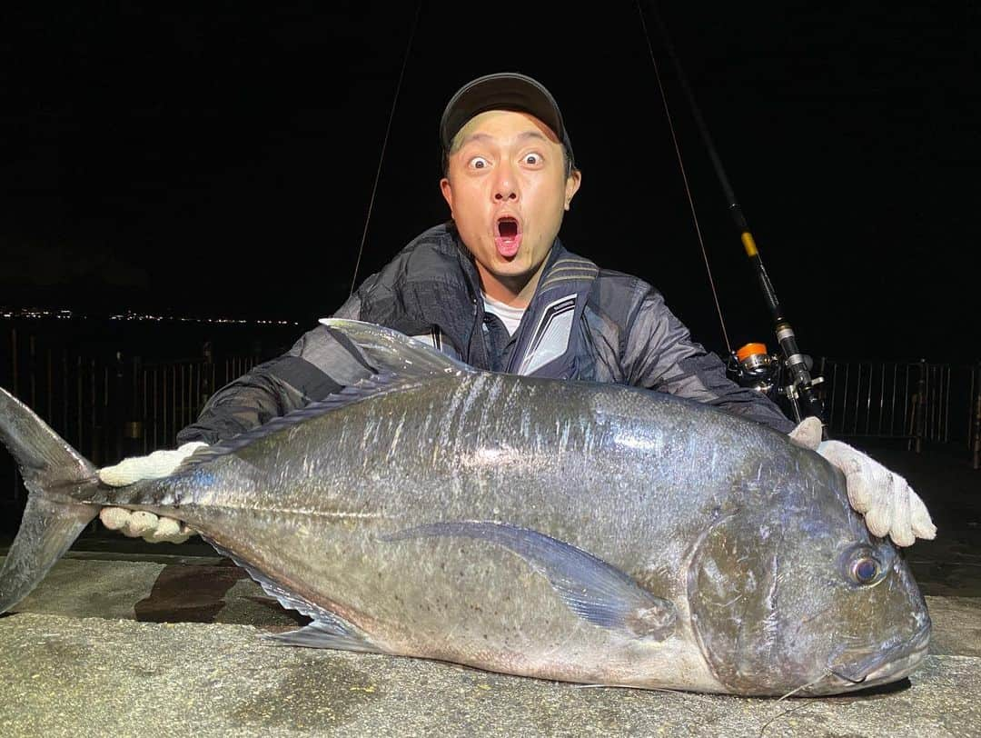 桃原優樹さんのインスタグラム写真 - (桃原優樹Instagram)「【最高】 ついに獲れました！！マジで嬉しいです😭😭GTいつか釣ってみたいと思い始めて何年経ったかな。。地元で釣れたのもまたタイミングが最高です🌺でーじさぁ〜🎣１枚目の僕の顔活きボラ？ ※歯並びロウニンアジに改名します 📍japan.okinawa 検量 浪人鯵：11.79Kg 竿：ガーラモンスター　リール：16ブラスト5000H #沖縄#okinawa#釣り#ガーラ#fishing#GT#ロウニンアジ #海#浪人鯵#北谷」7月12日 17時07分 - toubaru_yuki_momo