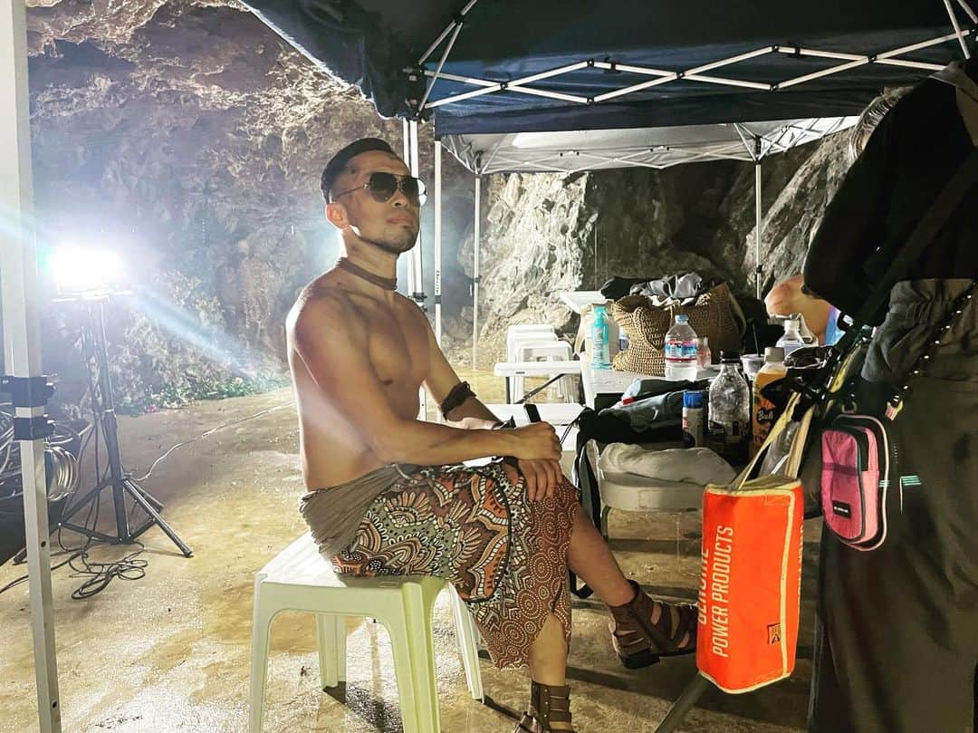 荒木駿平のインスタグラム：「「アツイナツが」  「始まるね」  「ウィッスウィッス🫱🏻‍🫲🏿」  #ayumihamasaki  #SummerTAParty2022  #似合いすぎててもうサングラスかけてるんじゃなくてこれが通常運転なのかもしれない  #あの夏を取り戻すためにココに集まって」
