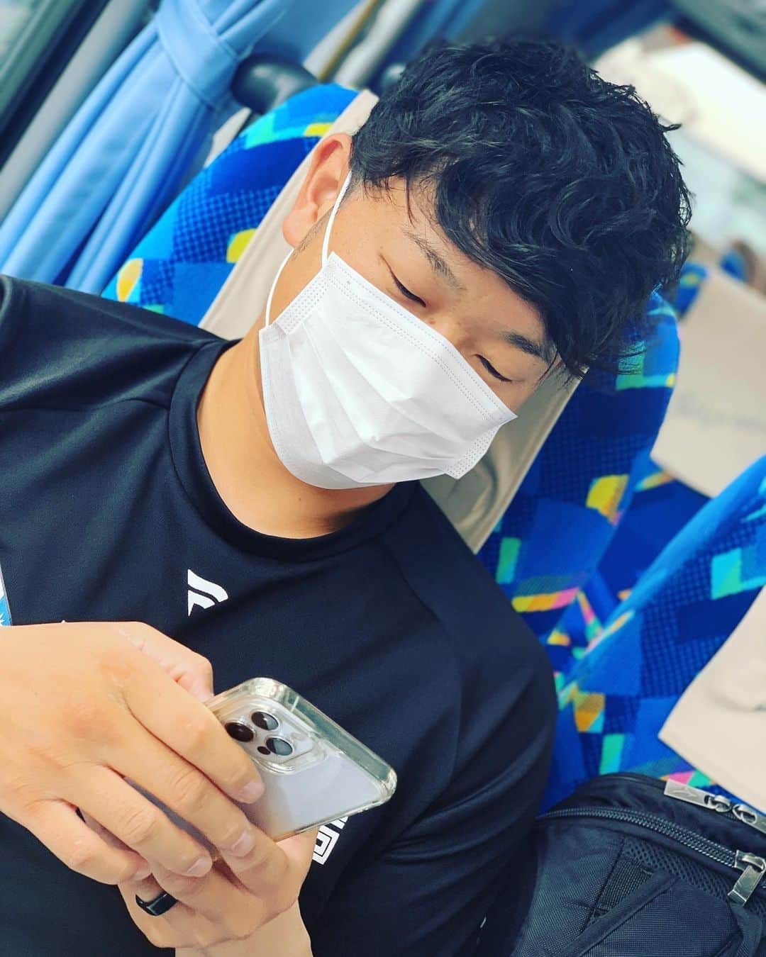 宇佐見真吾のインスタグラム：「おはようございます！ 池ちゃん日曜日ないぴ⚾️ たまたまバスの席後ろ。」