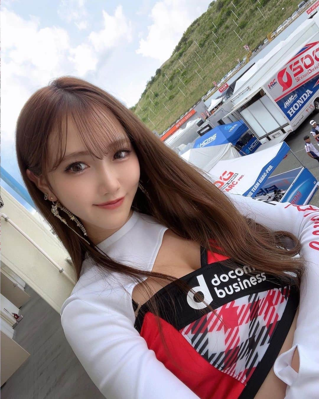 今井みどりさんのインスタグラム写真 - (今井みどりInstagram)「おはよー( ･ᴗ･ )  今週末はSF Rd.5富士🗻❤️🖤  これからが夏本番のサーキットなのに もうすでに黒いです🥹美白になりたい🥹  #ROOKIEracing #docomo#docomobusiness #racequeen」7月12日 9時52分 - imaimidori