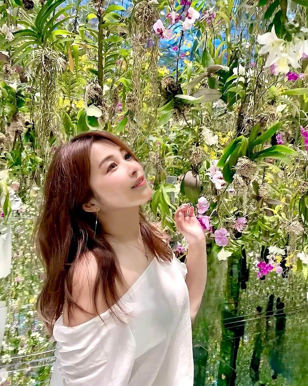 mikaのインスタグラム：「♥︎︎∗︎*ﾟ チームラボ♡ ． はじめて体験したガーデンエリアは 本物のお花が沢山あって素敵空間💐✨ ． ． ． チームラボの時の流れを忘れるくらい 没頭できる神秘的な演出が好きです。 ． ． 暑すぎて外に出たくないって思ってたけど ここには何回でも来たいし 何時間でも入れちゃうな〜💫 ． ． ． ． PR @teamlab.planets #チームラボ #デートスポット #東京観光 #東京旅行 #teamlab #teamlabplanets #チームラボプラネッツ #豊洲 #インスタ映え #ガーデンエリア #flower #フォトジェニック #インスタスポット」