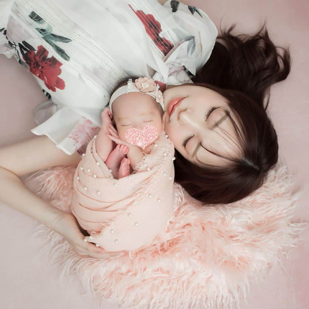 サキ吉さんのインスタグラム写真 - (サキ吉Instagram)「#newbornphotography 📸✨ 2パターン目は私とツーショット👩‍👧💕 ． ベビ吉のポーズ見て🥹🥹🥹❤️ ため息でるほど可愛すぎる🤦‍♀️💗 ． 新生児は一瞬で終わるって言うから 親子の思い出も残せてよかった😌✨ ． ． ． @cherie_newbornphoto 💛 #新米ママ #女の子ママ #令和4年ベビー #女の子ベビー #赤ちゃんのいる暮らし #赤ちゃんのいる生活 #子育て #ママライフ #ママ垢さんと繋がりたい #ベビーグッズ #不妊治療#新生児 #0歳児 #新生児ママ #ニューボーンフォト #newbornphotography #newbornphoto #新生児フォト #babyphotography」7月12日 10時43分 - sakikichi1201