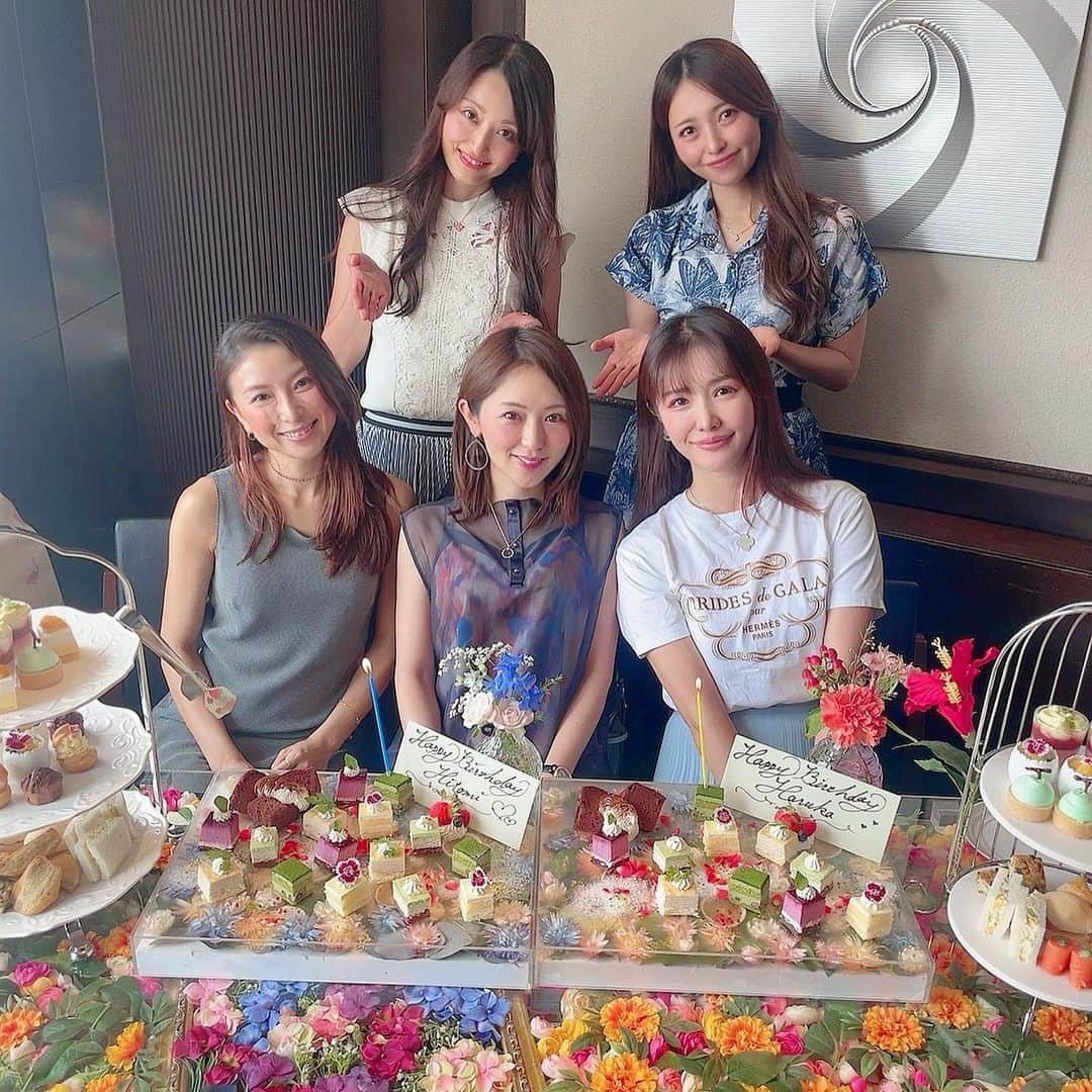 のインスタグラム：「とっても可愛いレギャントーキョーで友達のお誕生日のお祝いをしてきました🎂🤗  夏のアフタヌーンティー🫖 季節感を感じさせる👒飾りや メロンの形のケーキがあって可愛いのに美味しくて最高でした😋　  テーブルが全部お花💐になっててそれも素敵でした🥹  いくつになってもお祝いしあえるって幸せですね☺️  @legiantokyo  #渋谷カフェ　 #アフタヌーンティーフラワープレート　#レギャン東京」