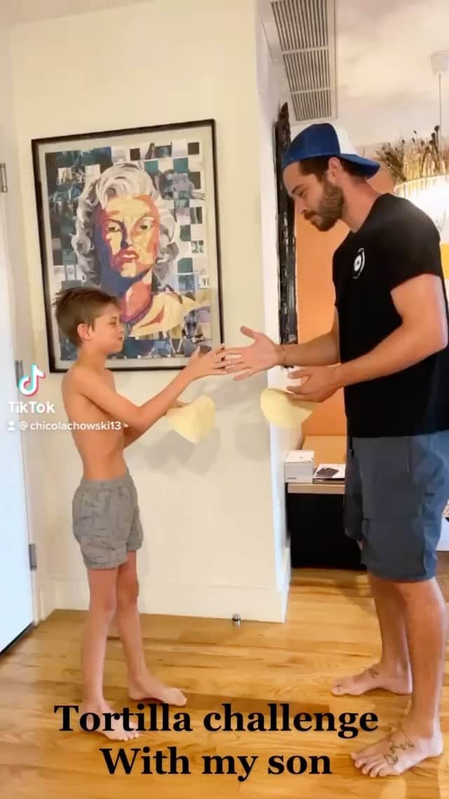 フランシスコ･ラチョースキーのインスタグラム：「Tortilla challenge with Milo 🤪🤪🤣🤣😂 #tortillachallenge」