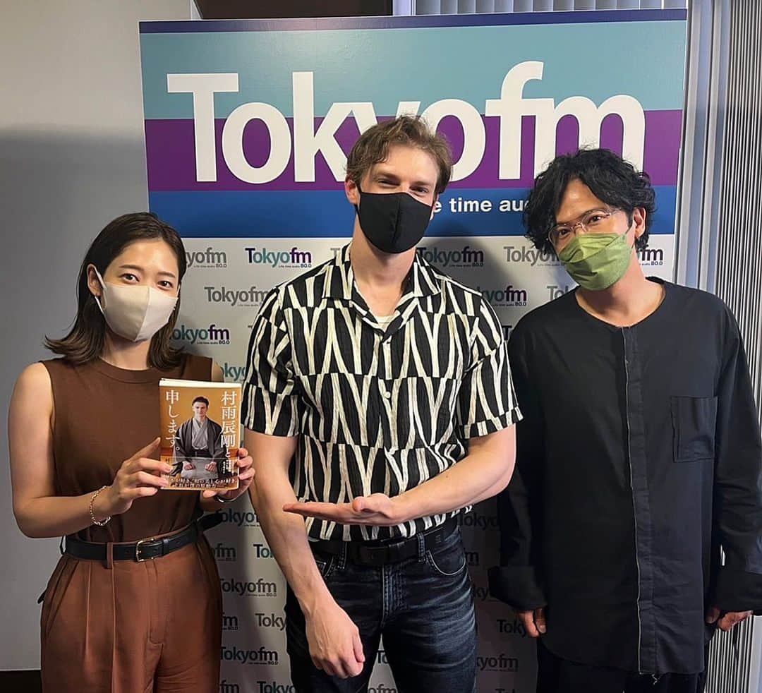 村雨辰剛のインスタグラム：「Tokyo FMのThe Tradにお邪魔しました！稲垣店長と共通点がいくつもあってトークが楽しすぎて本当にあっという間の時間でした。 そして最後に稲垣店長の「いつか共演もね」と言うお言葉、最近言われた事の中で一番嬉しい。 叶うように頑張ります！💪🏻  #thetrad #tokyofm」