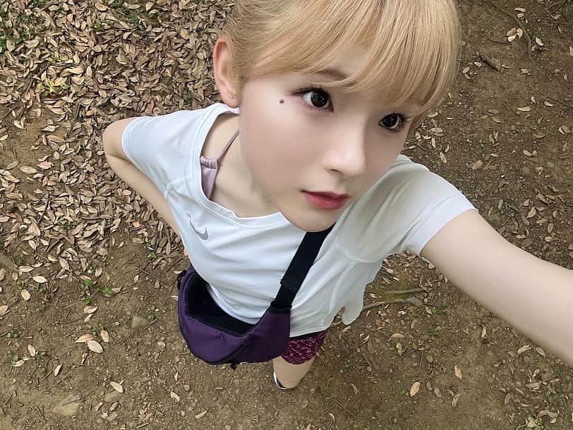 志村美希のインスタグラム：「🌳🪵🌱🌿 珍しい画角❕  #撮影時のみマスクと長袖脱いでます」