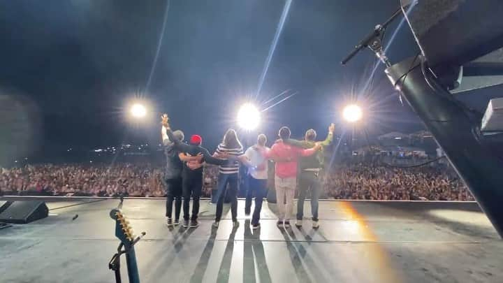 ジェシー・カーマイケルのインスタグラム：「Thanks Québec City for the incredible night at the @festivaleteqc WE LOVE YOU ALL… Go To This Festival if you can! Xoxo vid by @lifeaccordingtofred」