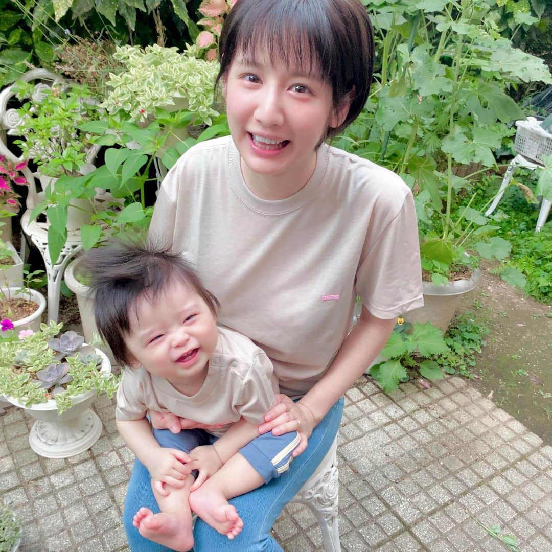 のインスタグラム：「. 前にショップのモデル(？)をさせていただいたCREEDさん(@creed_tokyo)から . ベビー服が出たよー👶🍼 . 90cm〜✌︎('ω'✌︎ ) . 首元にスナップボタンが付いているので着せやすいし、撥水性があるにで汗も汚れも弾いてくれて助かる🥺！！ . 背中にもピンクのロゴが入っていて可愛いの💚(赤子、暴れすぎて撮れなかったけど😂) . おそろコーデだ🥺💚 . . . #CREEDtokyo #リンクコーデ #親子コーデ #生後10ヶ月 #10ヶ月ベビー #令和３年ベビー #クリドネ活動」
