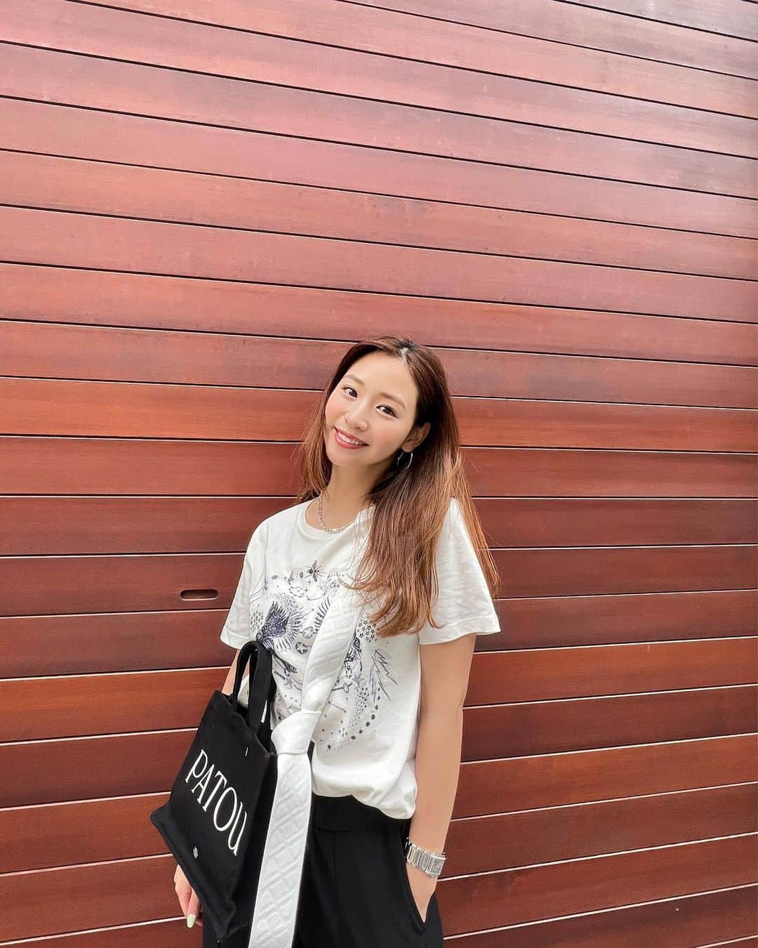 佐山彩香のインスタグラム：「- 親友からプレゼントしてもらた @dior の可愛いTシャツを着て🕊🤍 @patou のトートバッグは 本もちょうど入る大きさなので旅行にヘビロテ🫶」