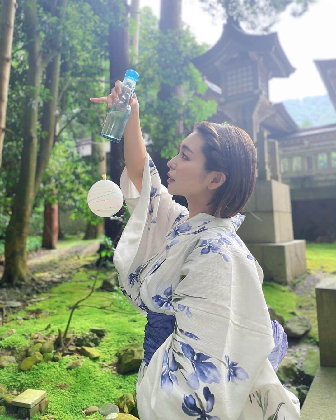 Hitomiのインスタグラム：「❤︎  夏といえばラムネだよね☺️🫧 自然あふれる場所に行くと本当に空気が美味しい🌿  💠　@dita_official   #浴衣　#yukata  #dita #ゆかた #新潟　#niigata #弥彦神社　#日本の夏」