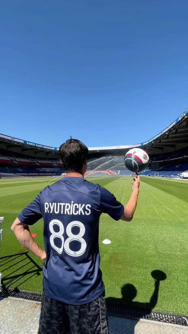 りゅートリックスのインスタグラム：「👋❤️💙 Welcome, @ryutricks! ⚽️ 🔜 #PSGJapanTour2022 ✈️🇯🇵」