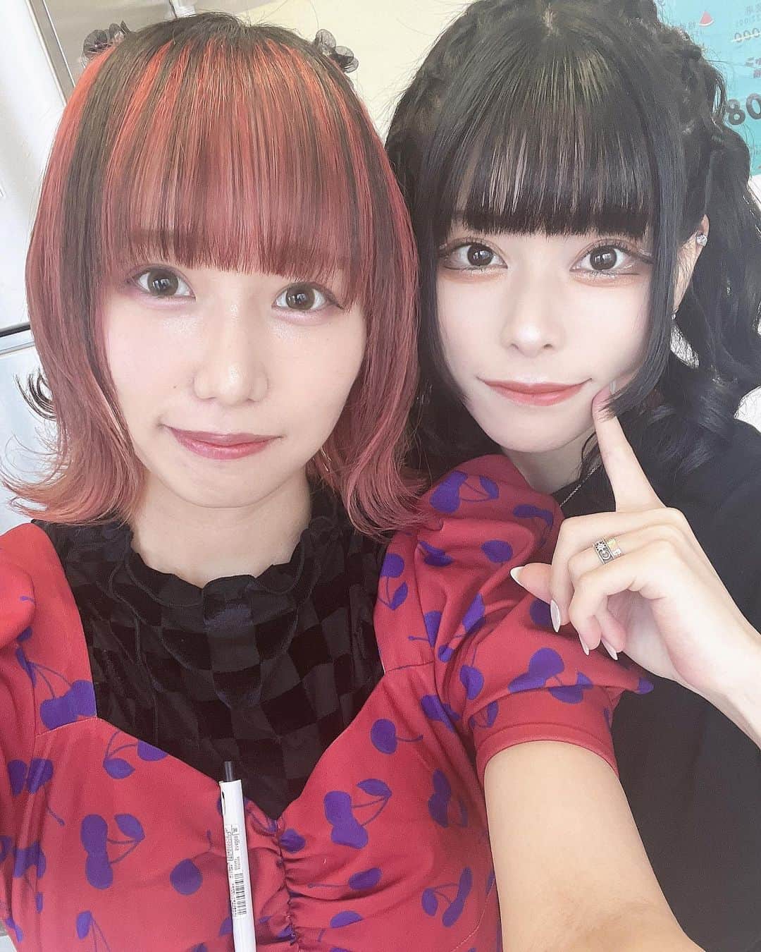 橋本からあげのインスタグラム：「꙳ じーくらむ！の ゆうちゃん、あやちゃん、ひなちゃん とお写真撮ったよ🐑🤍 ⁡ みんなパフォがよくてお顔もよくて超いい子なのでタグから飛んでフォローしてそしてライブに行って欲しい…❕ ⁡ 頑張る女の子たちは本当にみんな可愛いです（伝われ） ⁡ ⁡ ⁡ ⁡ ⁡ ⁡ ⁡ ⁡ ⁡ ⁡ ⁡ ⁡ ⁡ ⁡ ⁡ ⁡ ⁡ ⁡ ⁡ ⁡ #ママ #育児  #妊婦 #妊娠 #生後5ヶ月 #マタニティコーデ  #プレママさんと繋がりたい #ママコーデ #ママファッション  #ダイエット #痩せたい #男の子ママ #男の子ベビー #ベビー服 #子供服 #赤ちゃんのいる暮らし #赤ちゃん用品 #子育て #子育てグラム  #こどものいる暮らし #ベビー用品 #スキンケア  #ハイトーン #美容整形 #美容好きな人と繋がりたい #産後ダイエット」