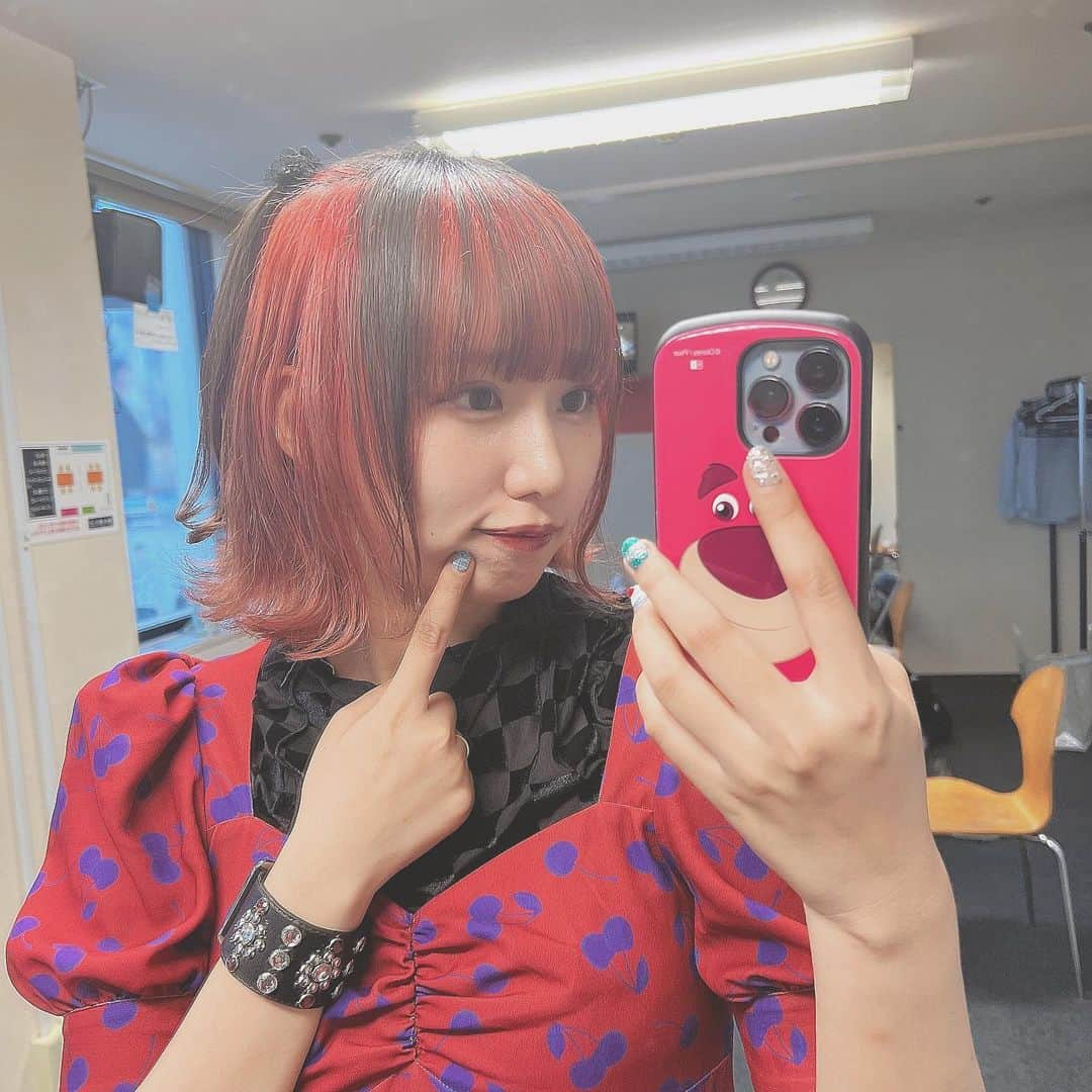 橋本からあげのインスタグラム：「꙳ この日はプロレスライブということで 燃える闘魂カラーのお洋服で ヘアセットちょ〜苦手だけど まあまあ頑張ったので残します ⁡ ⁡ 赤色って超可愛いなおい🫡 ⁡ ⁡ ⁡ ⁡ ⁡ ⁡ ⁡ ⁡ ⁡ ⁡ ⁡ ⁡ ⁡ ⁡ ⁡ ⁡ ⁡ ⁡ ⁡ #ママ #育児  #妊婦 #妊娠 #生後5ヶ月 #マタニティコーデ  #プレママさんと繋がりたい #ママコーデ #ママファッション  #ダイエット #痩せたい #男の子ママ #男の子ベビー #ベビー服 #子供服 #赤ちゃんのいる暮らし #赤ちゃん用品 #子育て #子育てグラム  #こどものいる暮らし #ベビー用品 #スキンケア  #ハイトーン #美容整形 #美容好きな人と繋がりたい #産後ダイエット」