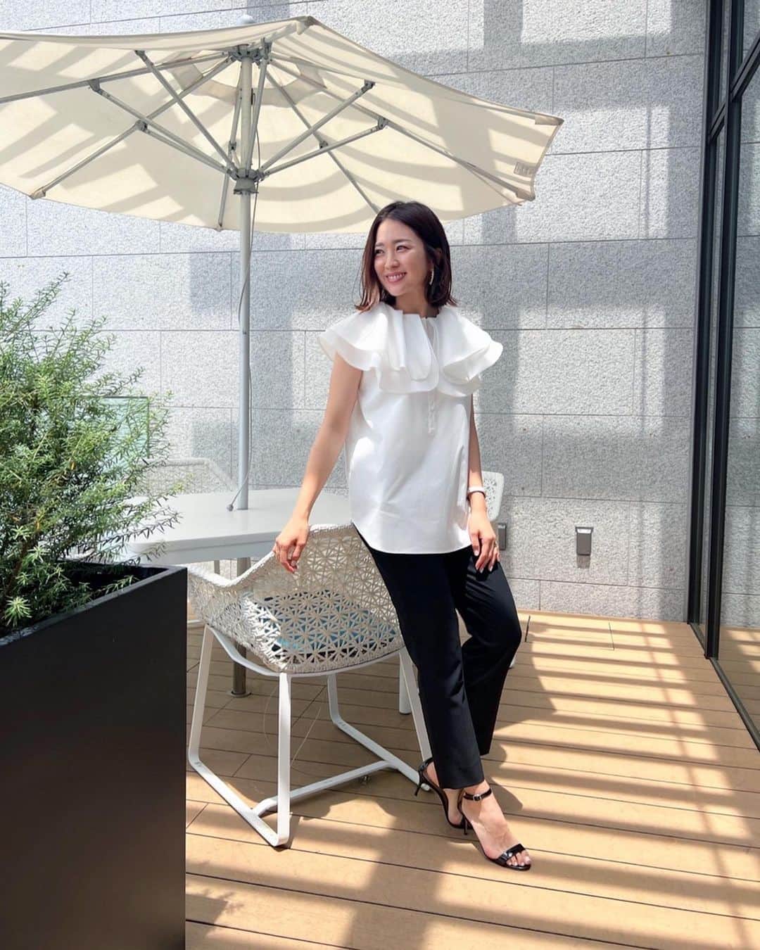 のインスタグラム：「・ ・ 親友のお誕生日当日は、その親友が デザインしたお洋服を身に纏って 皆んなでお祝いした𓈒𓂂𓏸♡ まさにタイプなブラウス 着るだけでテンションあがるっ⤴︎  #coordinate#wardrobe#outfit」