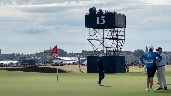 テレビ朝日「ゴルフ」のインスタグラム：「タイガー見つけた✨と思ったらもう15Hにいる⛳️ 練習ラウンドのスタートが早いのもタイガーあるあるです🤣  #タイガーウッズ #tigerwoods #早い #全英オープン #虎」