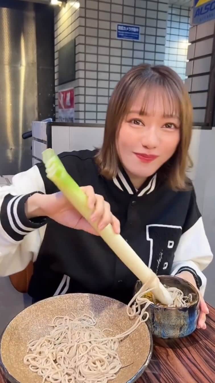 美女美容事情さんのインスタグラム動画 - (美女美容事情Instagram)「《Reel♪♪ ネギでソバ🤎❤️》⁠⠀ *⠀⠀⠀⠀⠀⠀⁠⠀⁠⠀⁠⠀⁠ 今回ご紹介させて頂きますのは❤︎⁠⠀⁠⠀⁠⠀⁠⠀ 関西グルメのYumiさん<@yumi.polish>の素敵な動画🔆🎥 * 美味しそうですね❤️その食べ方スゴイ🎶🎵 食べてる時の幸せそうな表情が可愛すぎます🥰✨ *⠀⁠⠀⁠ 関西グルメのYumiさん<@yumi.polish> 素敵な投稿ありがとうございました☺️🎥✨⠀⠀ * 関西グルメのYumiさんのアカウントには他にも素晴らしいリール動画が沢山ありますので是非覗いてみてくださいね💁‍♀️💙⁠⠀⁠⠀⁠⠀⁠⠀ *⠀⁠ △▼△▼△▼△▼△▼△▼△▼△▼△▼ ⁠⠀⁠⠀⁠⠀ ❤🧡💛「美女美容事情」💚💙💜⠀⠀⠀⠀⠀⠀⠀⠀⠀⠀⠀⠀⠀⠀⁠⠀⁠⠀⁠⠀⁠⠀⁠⠀ 👇掲載ご希望の方は👇⠀⠀⠀⠀⠀⠀⠀⠀⠀⠀⠀⠀⠀⠀⠀⁠⠀⁠⠀⁠⠀⁠⠀⁠⠀ @b_b_j.jタグ付けと🖤 # ビジョビ ⁠⠀ 🖤タグ付けお願いします✨⠀⠀⠀⠀⠀⠀⠀⠀⠀⠀⠀⠀⠀⠀⠀⁠⠀⁠⠀⁠⠀⁠⠀⁠⠀ △▼△▼△▼△▼△▼△▼△▼△▼△▼ ⁠⠀⁠⠀⁠⠀⁠⠀⁠⠀ #大阪グルメ#梅田グルメ#天満グルメ#天満ランチ#梅田ランチ#大阪ランチ #グルメ女子#中崎町ランチ #中崎町グルメ#梅田居酒屋 #pr #mukbang #mukbangshow #japanesefood」7月12日 18時49分 - b_b_j.j