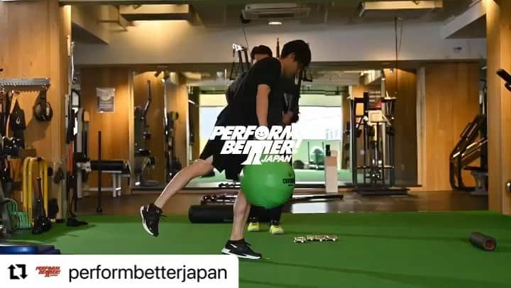 北島康介のインスタグラム：「@performbetterjapan ・・・ 北島康介のトレーニングセッション6 Deadlift  チェックポイント1 片手にアクアボールを持ち対側の足を軸足として立ち、軽く腰を落とす  チェックポイント2 身体がT字になるようにアクアボール側の足を伸ばしたまま、背中が丸まらないように軸足の股関節から身体を前傾させる  使用器具 Aquaball  #performbetter #performbetterjapan #パフォームベタージャパン #パフォームベター #youtube #training #トレーニング #exercise #エクササイズ #session #セッション #performance #パフォーマンス #miniband #foamroller #valslide #waterbag #stackablesteps #aquaball #functionaltraining #rmtclub #superbands #jamball #kettlebell」