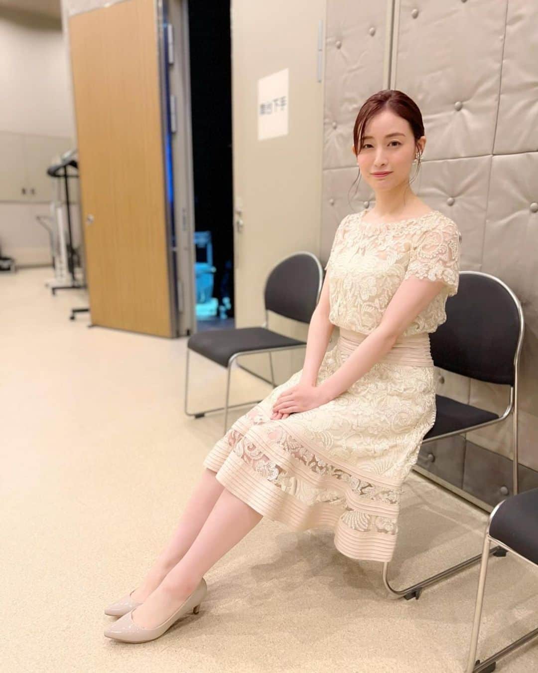 のインスタグラム：「企業イベントの司会をさせていただきました☆ 大きな役目を終えてホッとした私。舞台がヘタな人を体で表現〜(=´∀｀)笑 #イベント #司会 #新井恵理那 #centforce」