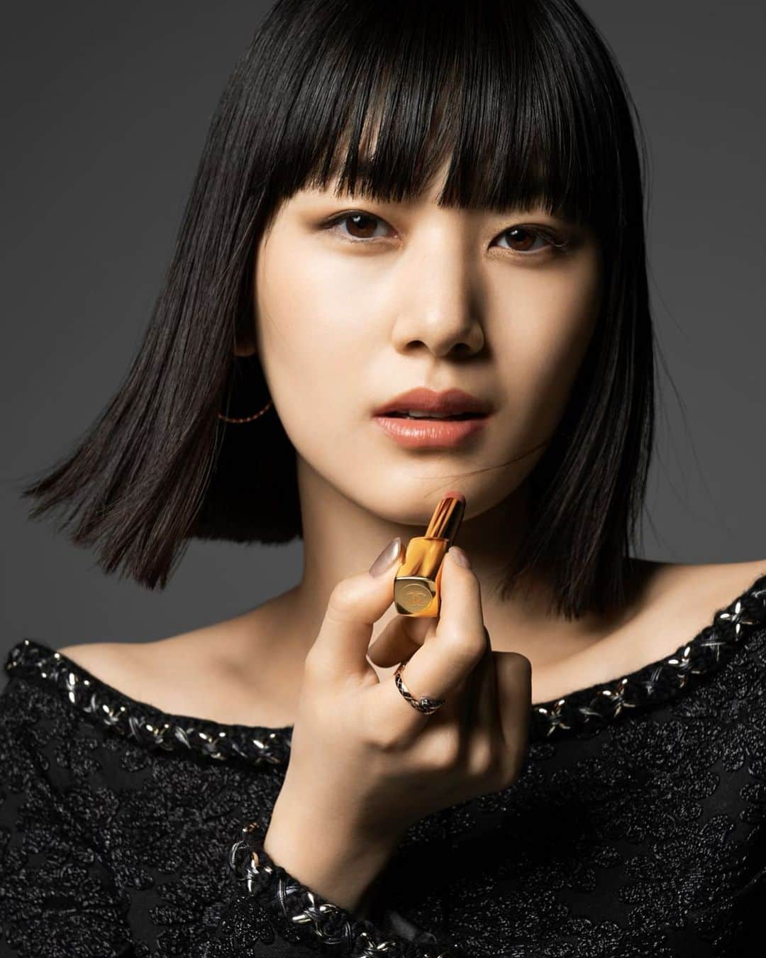 新井貴子のインスタグラム：「🌹  @25ansjp for @chanel.beauty   Photo @hiroshikutomi  Make up @rikamatsui26  Hair @jg510  Styling @chie_atsumi   自分に自信を持たせてくれるリップは欠かせないアイテムだなぁ😌💠」