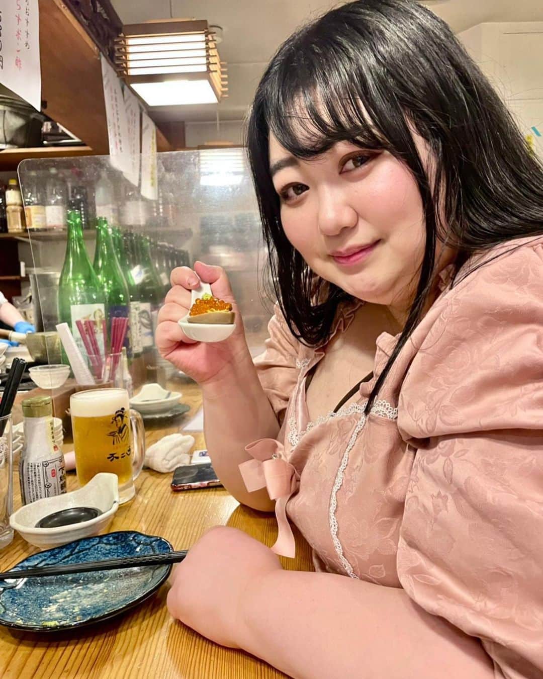 えみっくすのインスタグラム：「中野坂上の駅近くすぐにあるコスパもインスタ映えも最強のお店「大衆すし酒場 不二子 中野坂上店」に行ってきた(ᐡ ෆ  ̫ ෆ ᐡ) . 写真映えだけじゃなく味もしっかりおいしくて、旬の天ぷらで出てきた稚鮎がほんとにほんとにふわっふわでおいしかったぽよ(ˊo̴̶̷̤ ̫ o̴̶̷̤ˋ)♡てんこ盛りのお刺身やお寿司、それからビールや日本酒もついてる飲み放題ついて5000円は最高すぎる😻❕単品メニューもおいしそうだったᙏ̤̫⑅*また絶対行く～💖  🍬 .｡ _________________________ ｡. 🍬   　えみっくすおすすめのグルメ情報を ︎︎ 　　　▶️ #えみっくすグルメ ◀️  　　　でまとめています⸜(*⃙⃘'ᵕ'*⃙⃘)⸝⋆*   　気になるお店があればぜひ食べに行って  　ハッシュタグをつけて投稿してね📷✨  🍬 .｡ _________________________ ｡. 🍬  PR @fujiko_nakano.sakaue #新宿グルメ #中野グルメ #荻窪グルメ #練馬グルメ #東中野グルメ #高円寺居酒屋 #大衆すし酒場不二子中野坂上 #東京居酒屋 #中野坂上 #グルメ女子 #ぽっちゃり女子 #ぽっちゃり #ぽっちゃりさんと繋がりたい #ぽっちゃり大人女子 #ぽっちゃり女子と繋がりたい #chubby #プラスサイズ #plussize #curvy #curveygirl #curveywomen #グルメ好きな人と繋がりたい #グルメスタグラム #グルメな人と繋がりたい #海鮮居酒屋 #ミスiD2022 #中野坂上グルメ #寿司 #gourmet」